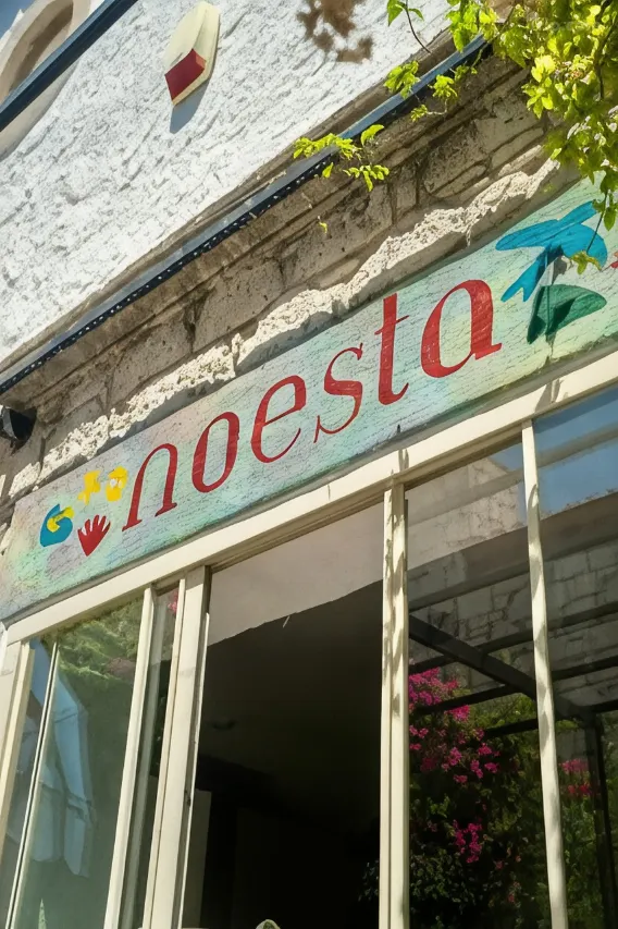 Noesta Alaçatı marka kimliği ve “any corner of Alaçatı” konsepti — Çeşme butik pansiyon (2)