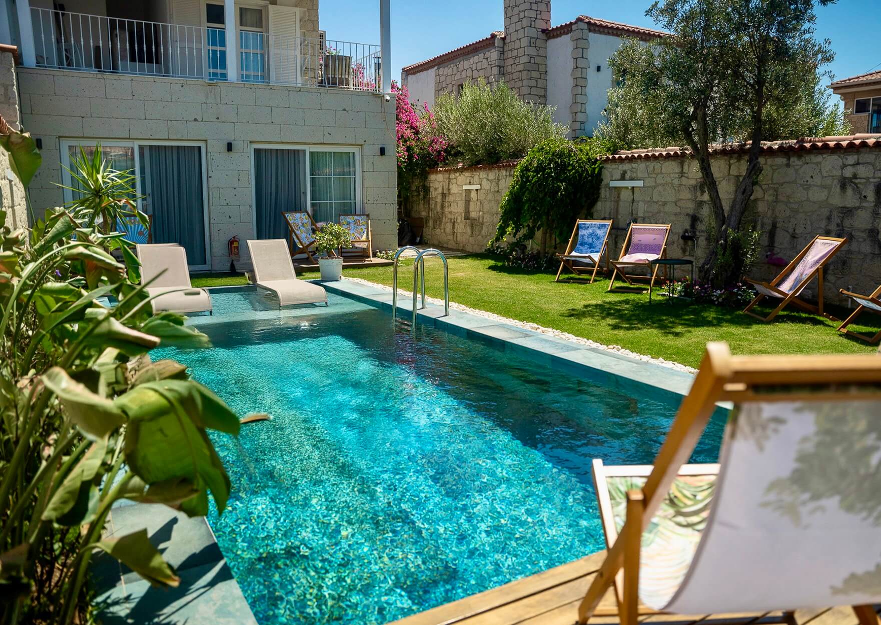Noesta Alaçatı havuzlu butik pansiyon avlusu — Çeşme İzmir taş mimarili adults-only konaklama (2)