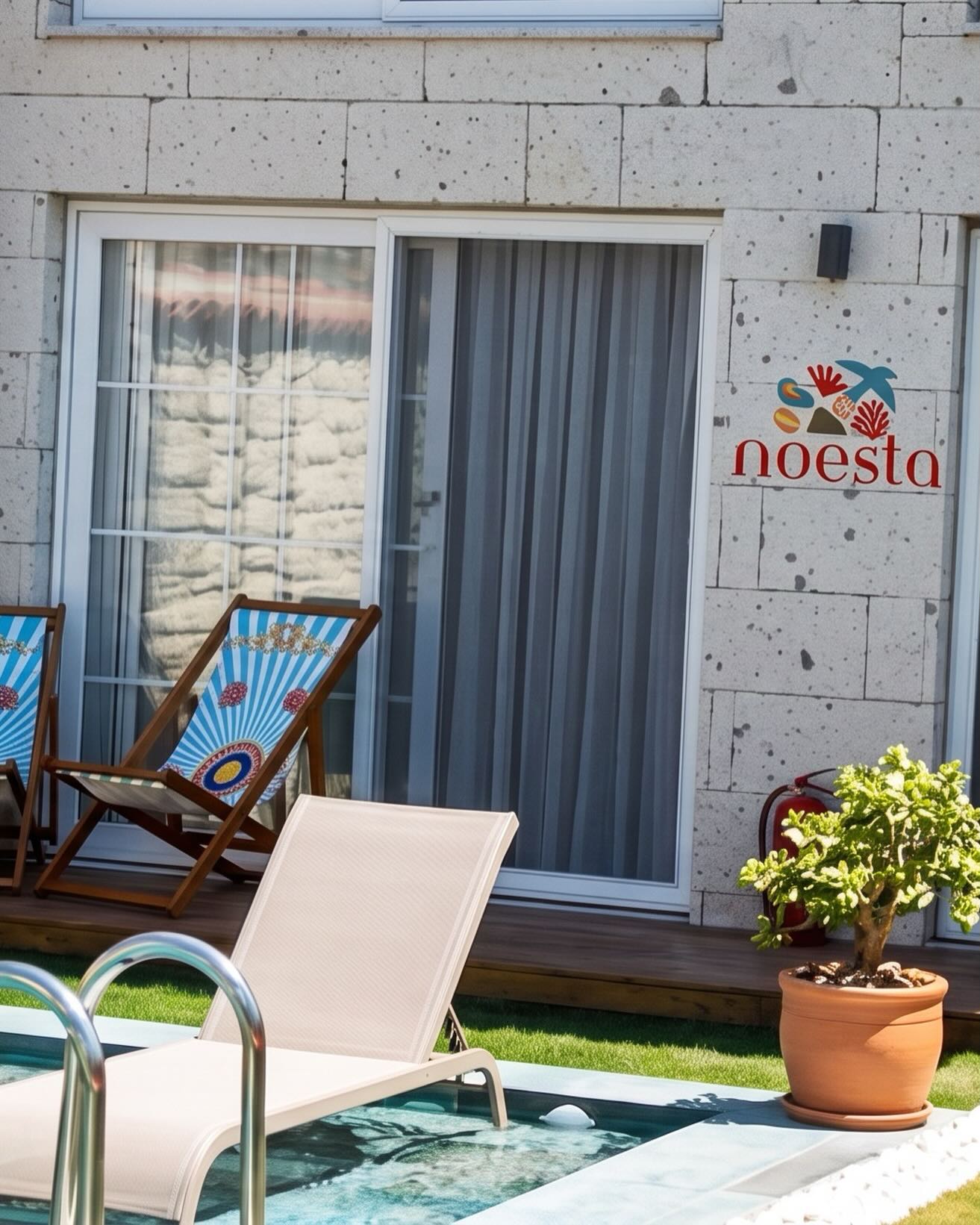 Noesta Alaçatı markalı taş duvar dokusu — geleneksel Ege taş mimarili butik pansiyon, Çeşme